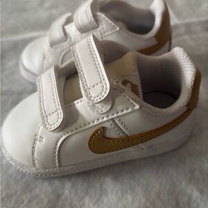 Nike Kids Sneakers White and Gold